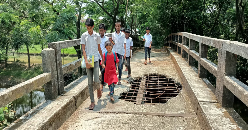  ভাঙা সেতু পাড় হয়ে স্কুলে যাচ্ছে শিশু শিক্ষার্থীরা