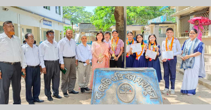  ফুলেল শুভেচ্ছা জানাচ্ছেন এডিসি শিক্ষা তাপ্তি চাকমাসহ অতিথিগন