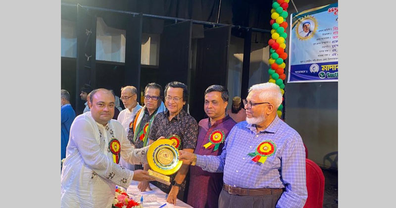 শাহীন হাওলাদারের পক্ষে পুরস্কার ও সার্টিফিকেট গ্রহণ করেন তার বড় ভাই সাখাওয়াত হোসাইন