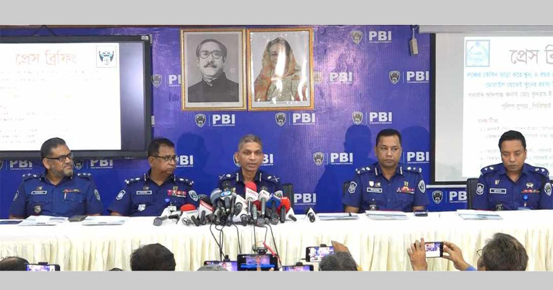 পিবিআই সদর দফতরে সংবাদ সম্মেলনে পিবিআই প্রধান অতিরিক্ত আইজিপি বনজ কুমার মজুমদার