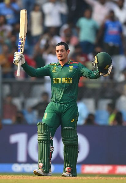 ব্যাট হাতে রীতিমতো ঝড় চালিয়েছেন ডি কক