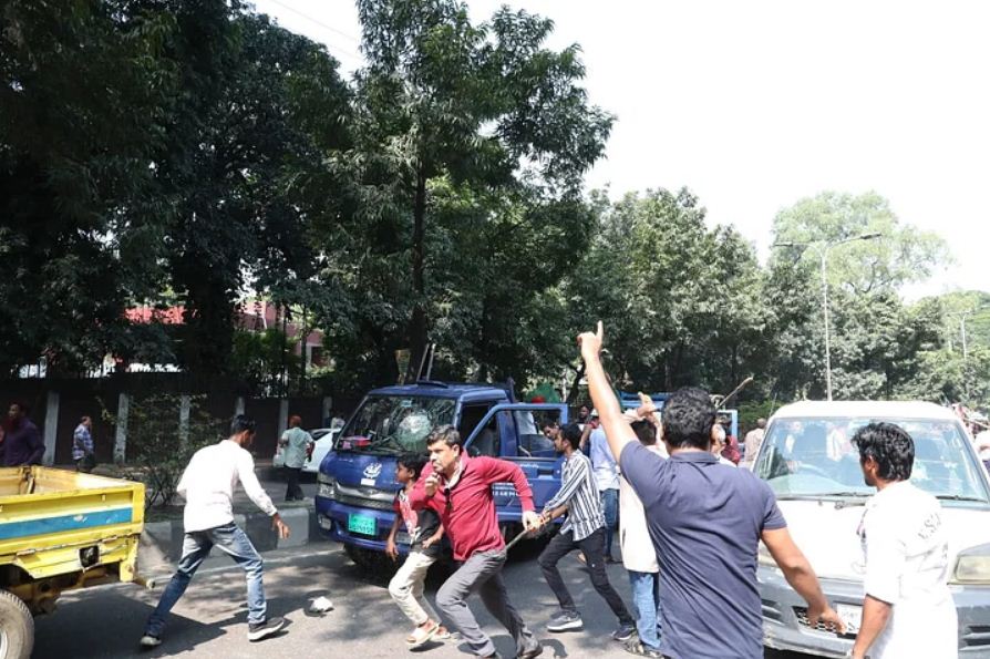 বাসে হামলার জেরে আওয়ামী লীগ ও বিএনপির নেতা–কর্মীরা সংঘর্ষে জড়িয়ে পড়েন।