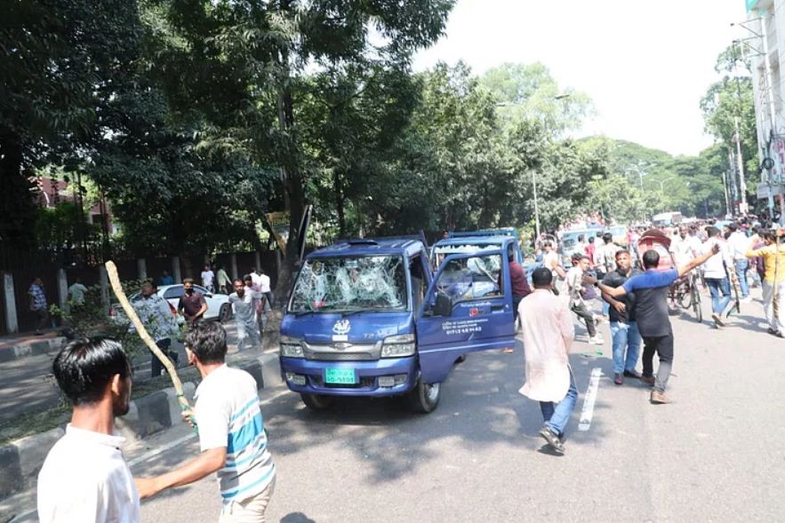 মারামারির একপর্যায়ে বেশ কয়েকটি গাড়ি ভাঙচুর করা হয়।