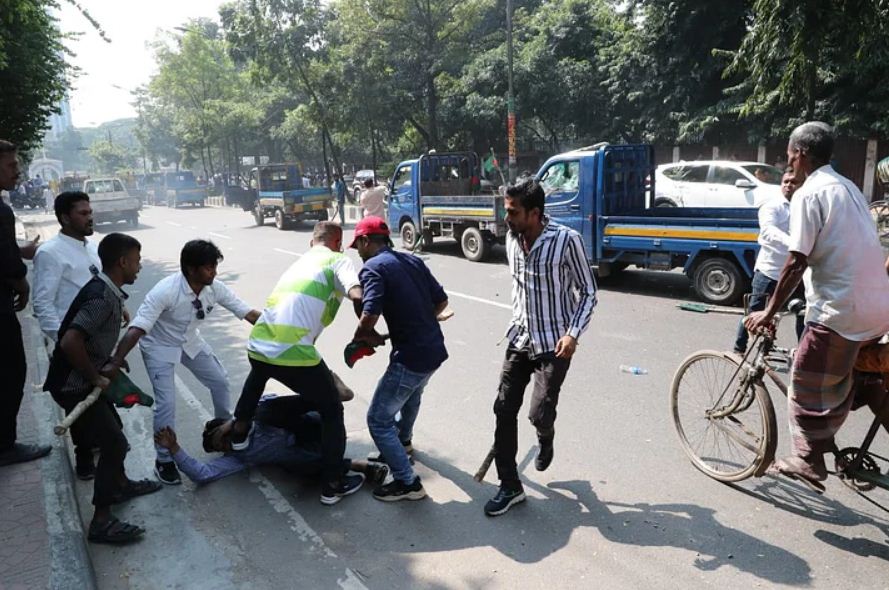 মাটিতে ফেলে একজনকে বেধড়ক পেটানো হচ্ছে।