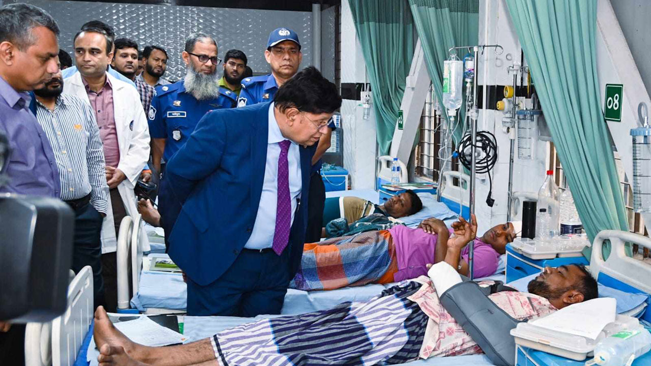 রাজধানীর রাজারবাগ কেন্দ্রীয় পুলিশ হাসপাতালে রাজনৈতিক সহিংসায় আহত পুলিশ সদস্যদের দেখতে যান পররাষ্ট্রমন্ত্রী