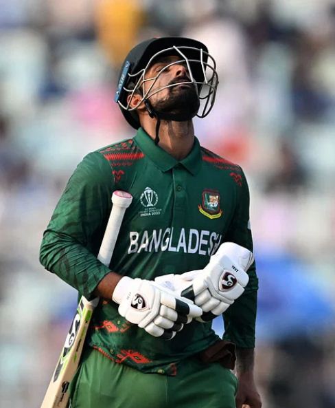 আউট হয়ে ফিরছেন লিটন