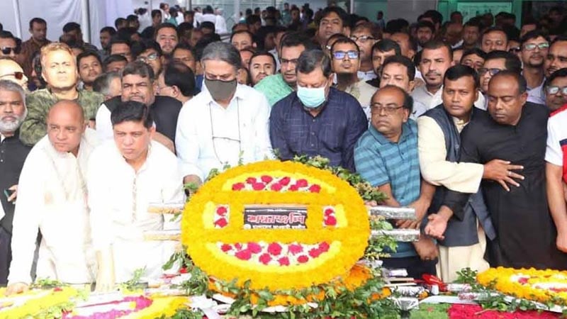  ধানমন্ডি ৩২ নম্বরে জাতির জনকের প্রতিকৃতিতে নেতাকর্মীরা ফুল দিয়ে শ্রদ্ধা নিবেদন করেন যুবলীগের নেতাকর্মীরা