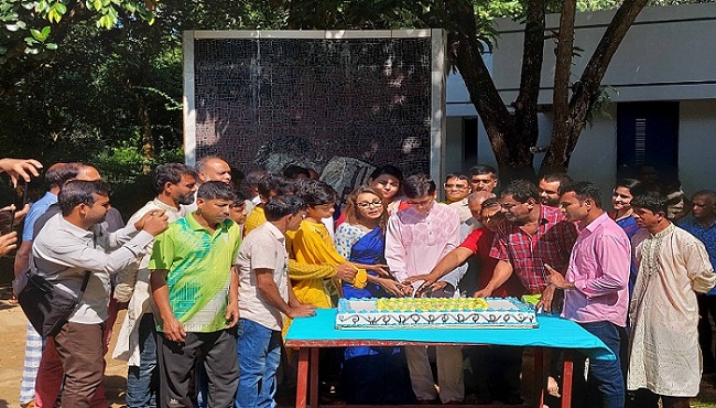 নুহাশপল্লীতে কেক কেটে পালিত হয়েছে হুমায়ূন আহমেদের ৭৫তম জন্মদিন