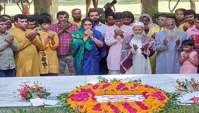 হুমায়ূন আহমেদের কবরে পরিবারের শ্রদ্ধা