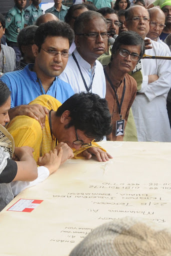 পিতার কফিনের পাশে ক্রন্দনরত নুহাশ