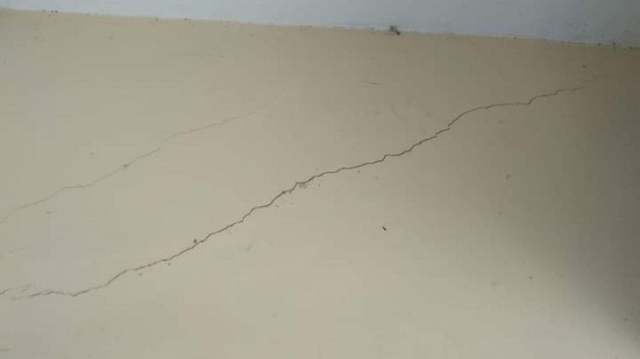 মসজিদের দেয়ালে ফাটল