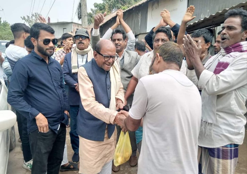 মোজহারুল ইসলাম তালুকদারকে কাছে পেয়ে উচ্ছ্বসিত সাধারণ ভোটাররা
