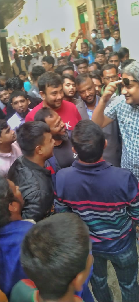মোহাম্মদ এ আরাফাতকে কাছে পেয়ে উচ্ছ্বসিত ভোটাররা