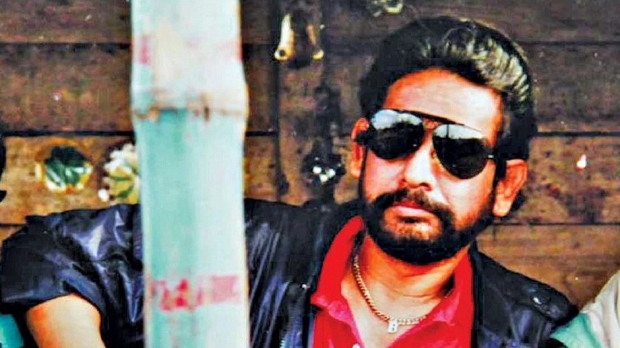 'কোথাও কেউ নেই' নাটকের একটি দৃশ্যে আসাদুজ্জামান নূর