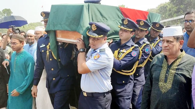  জাতীয় পতাকা মোড়ানো রিফাতের নিথর দেহের কফিন বিমান বাহিনীর সদস্যরা কাঁধে