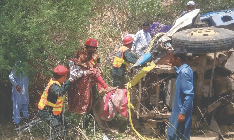 উদ্ধারকর্মীরা শনিবার খুশাবের দুর্ঘটনাস্থল থেকে আহত এক নারীকে সরিয়ে নিচ্ছেন।—এএফপি