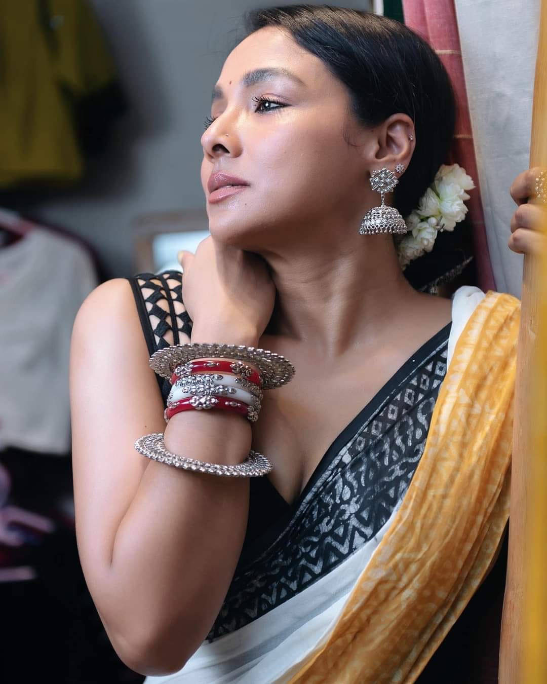 ৪১ বছরের রুনা খান