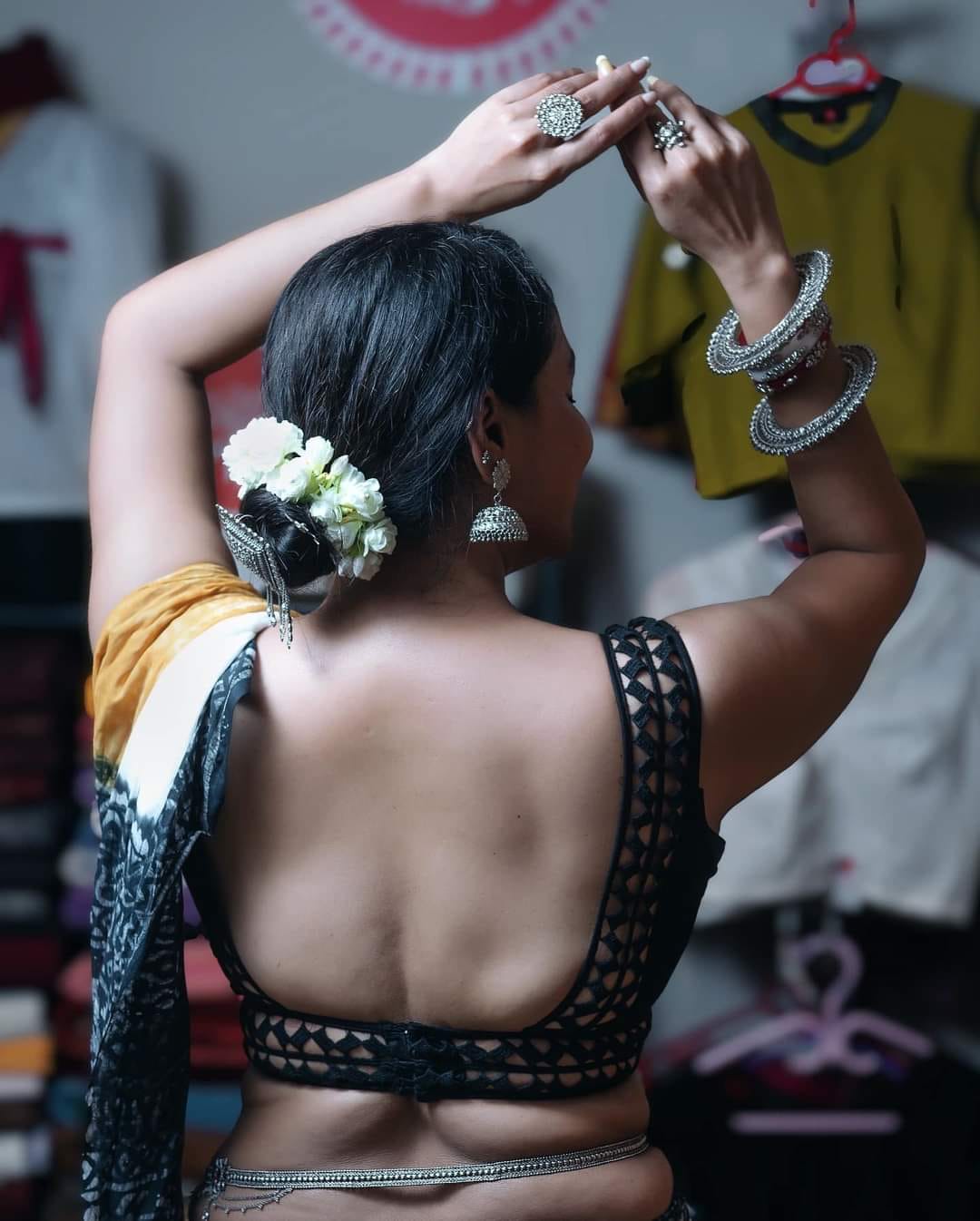 ৪১ বছরের রুনা খান