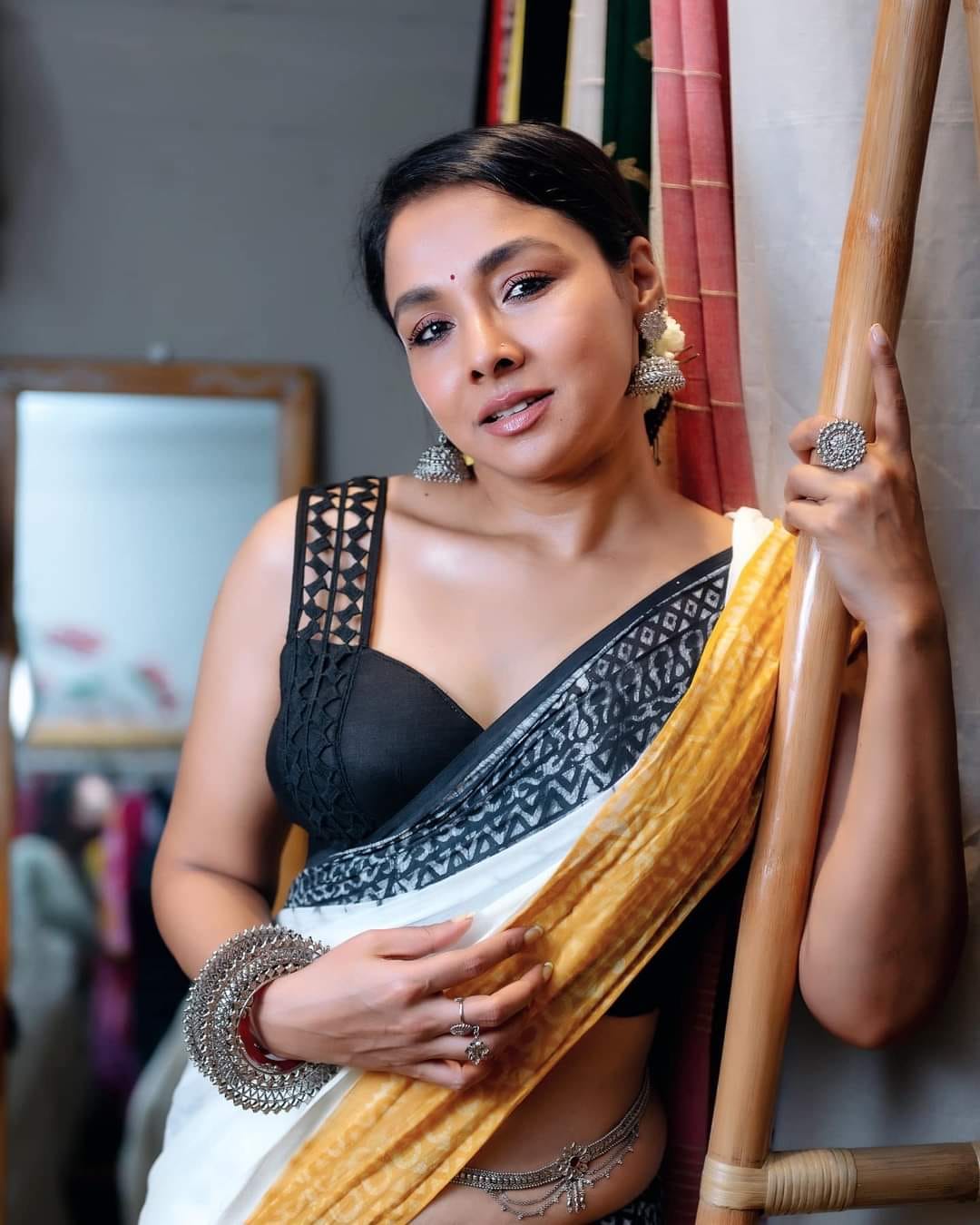 ৪১ বছরের রুনা খান