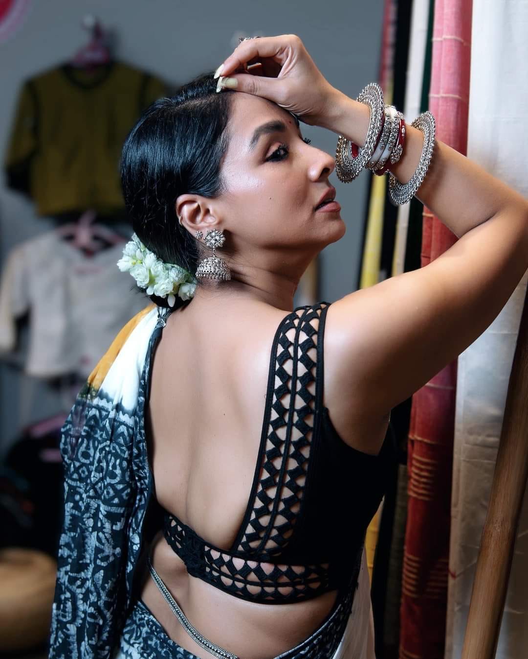 ৪১ বছরের রুনা খান