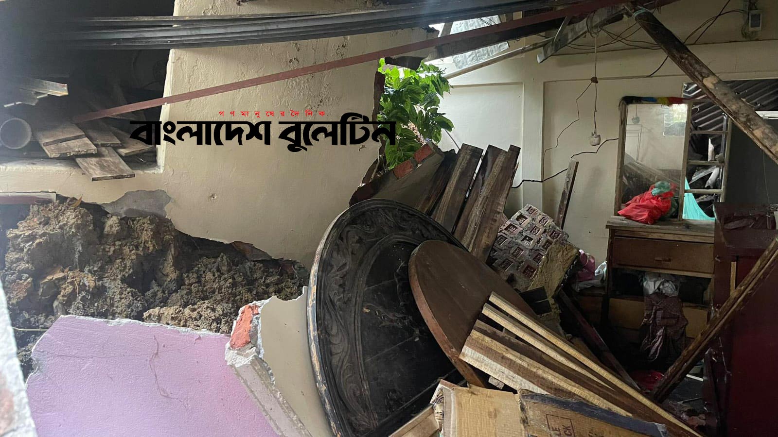 টিলার মাটি ধসে মাটি চাপা পড়া তিনজনের মরদেহ উদ্ধার 