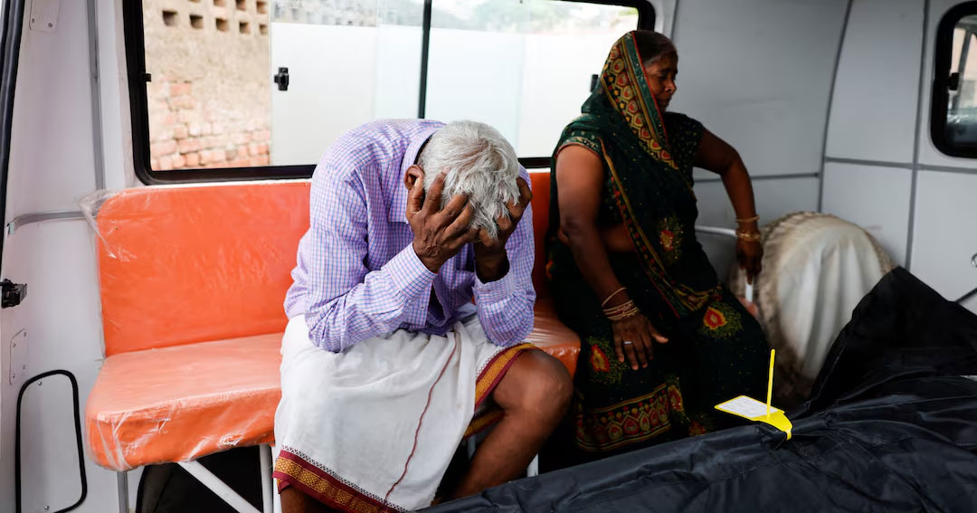 ভারতের উত্তর প্রদেশ রাজ্যের হাতরাস জেলায় গতকাল একটি হাসপাতালের বাইরে লোকজন জড়ো হচ্ছে যেখানে পদদলনের শিকার ব্যক্তিদের স্থানান্তরিত করা হয়েছে। ছবি:রয়টার্স