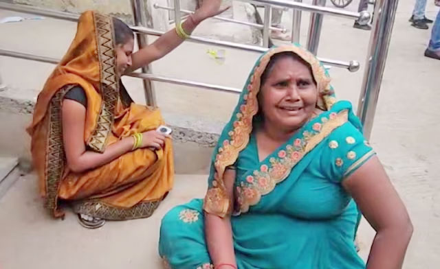 ভারতের উত্তর প্রদেশ রাজ্যের হাতরাস জেলায় গতকাল একটি হাসপাতালের বাইরে লোকজন জড়ো হচ্ছে যেখানে পদদলনের শিকার ব্যক্তিদের স্থানান্তরিত করা হয়েছে। ছবি:রয়টার্স