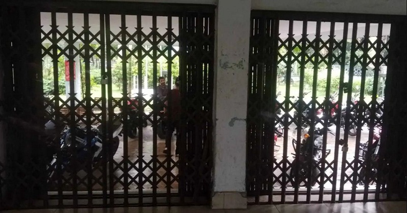 হলের গেটে তালা