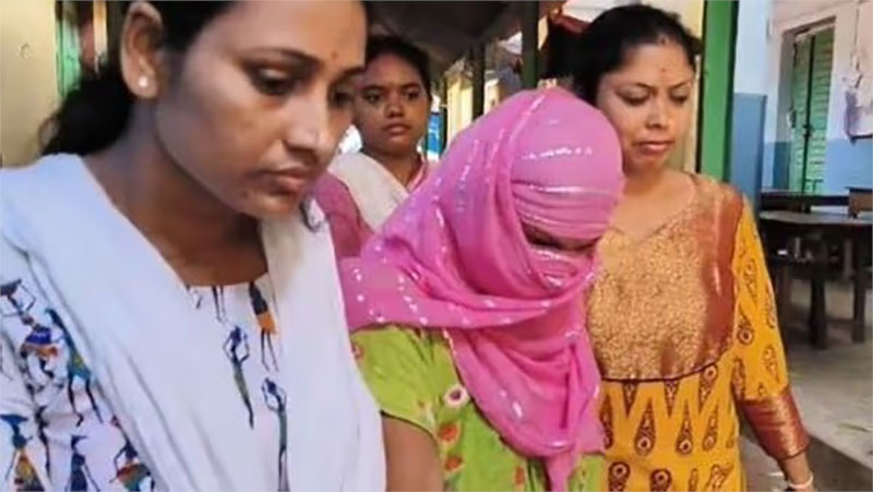 ষড়যন্ত্রের কথা স্বীকার করেন মেজ বউ স্মৃতি। তখনই তাঁকে গ্রেফতার করা হয়।