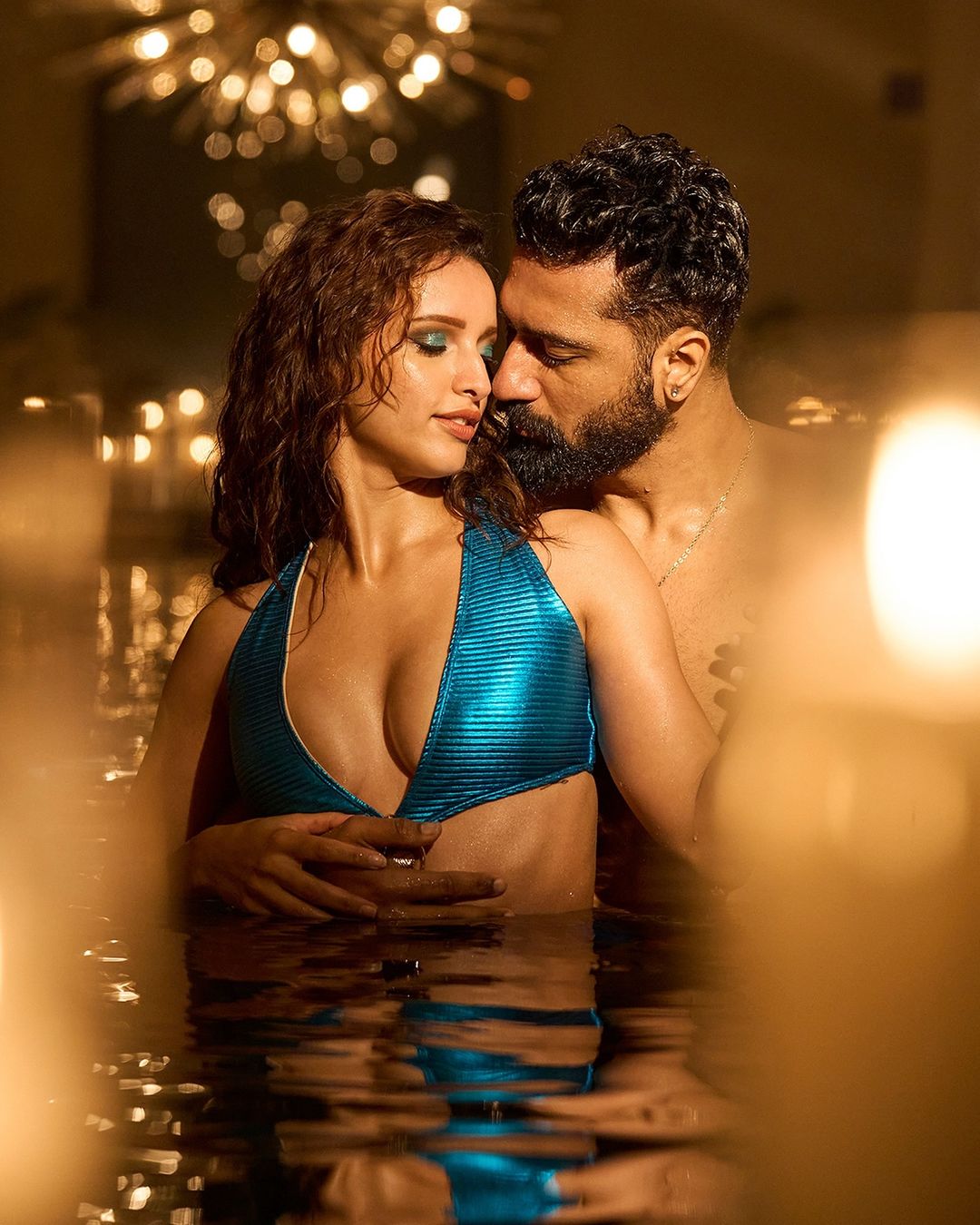 পানির তলায় ঠোঁটে ঠোঁট ডুবিয়েছেন ভিকি-তৃপ্তি। ভিডিও প্রকাশ্যে আসতেই শোরগোল।