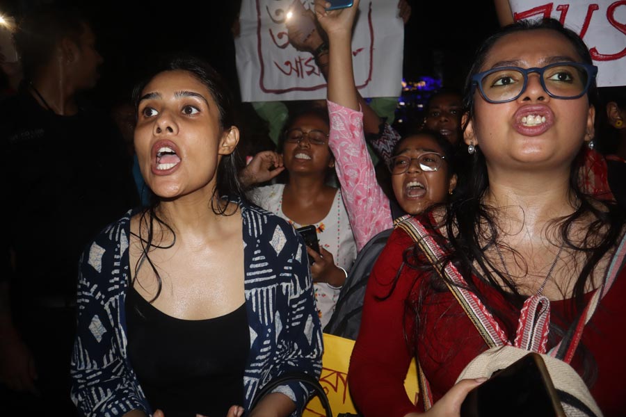 রাজপথ চলে গেছে মেয়েদের দখলে
