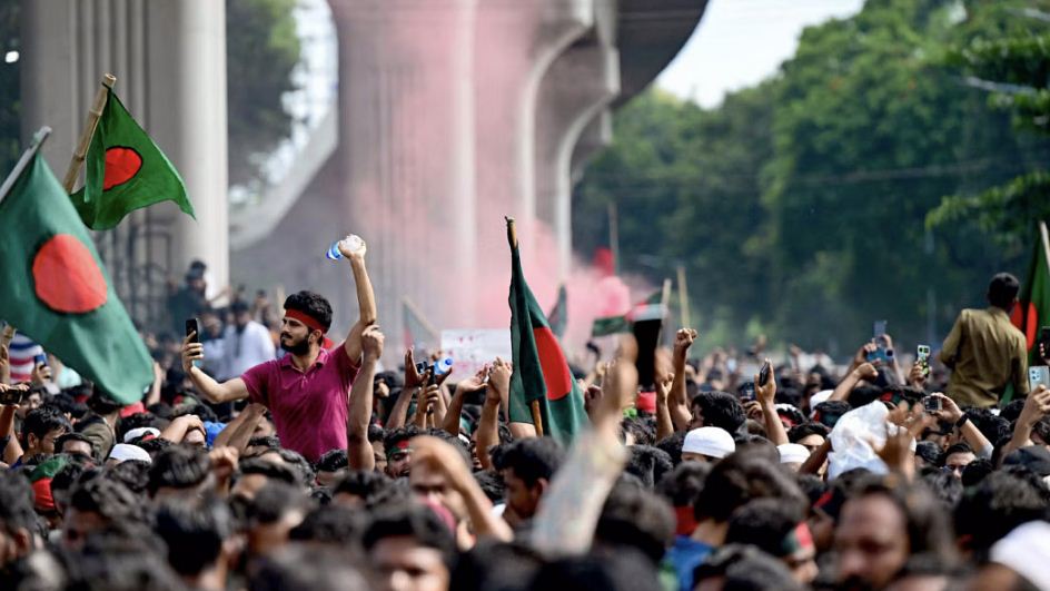 গণবিক্ষোভের মুখে দেশত্যাগে বাধ্য হন শেখ হাসিনা