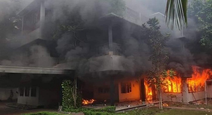 পুড়িয়ে দেয়া হয় বঙ্গবন্ধুর স্মৃতি বিজড়িত ধানমন্ডি ৩২ বাসভবন
