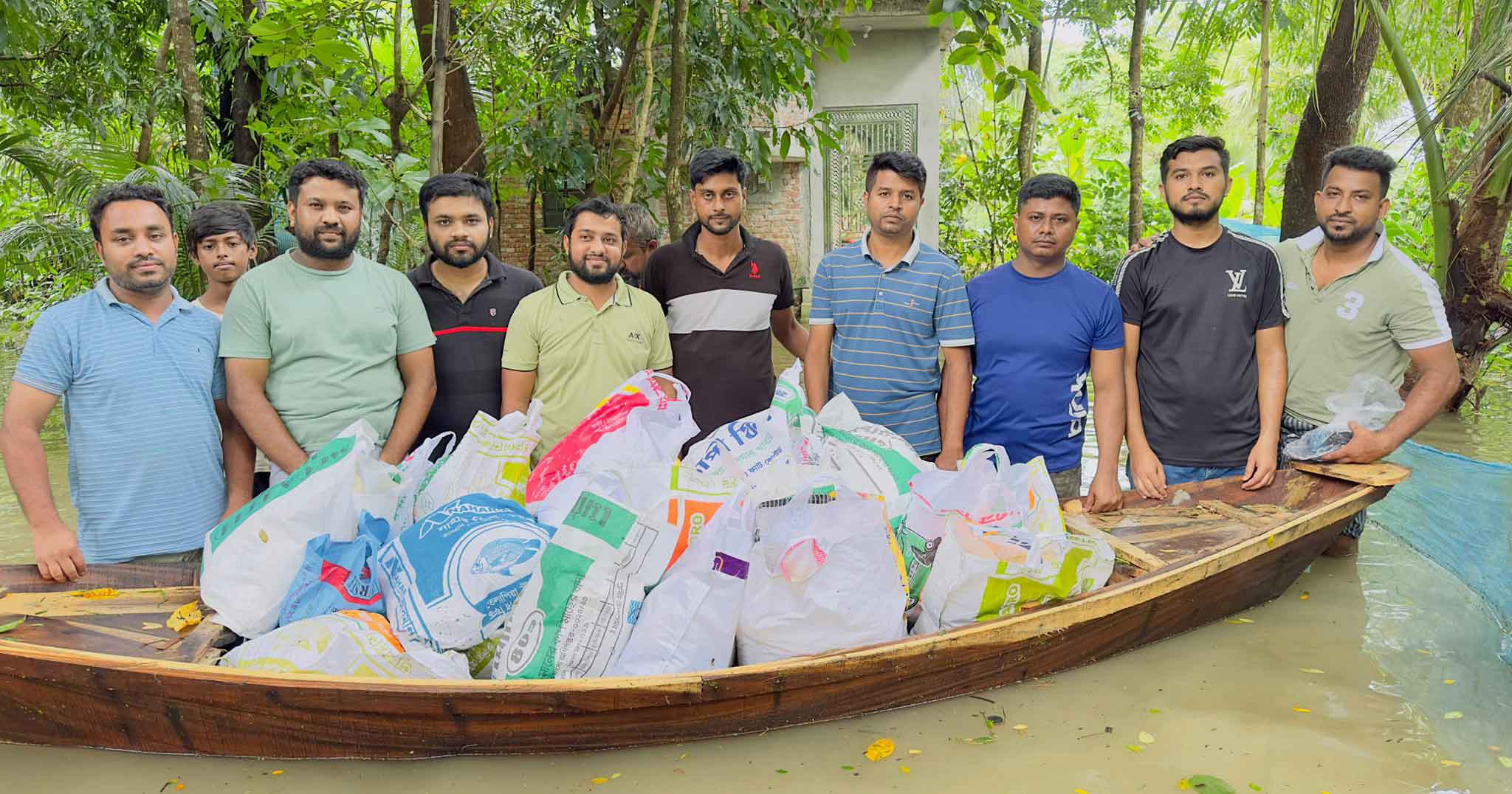 বন্যার্তদের মাঝে ত্রাণ সমগ্রী বিতরণ করা হচ্ছে