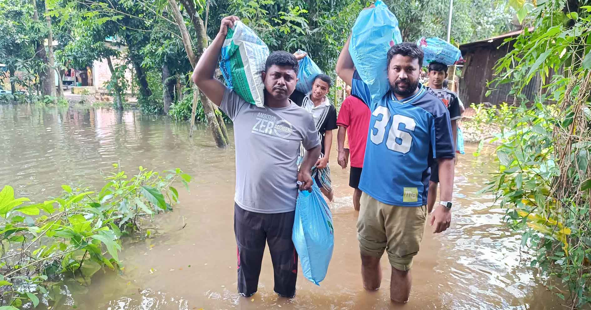 বন্যার্তদের মাঝে ত্রাণ সমগ্রী বিতরণ করা হচ্ছে