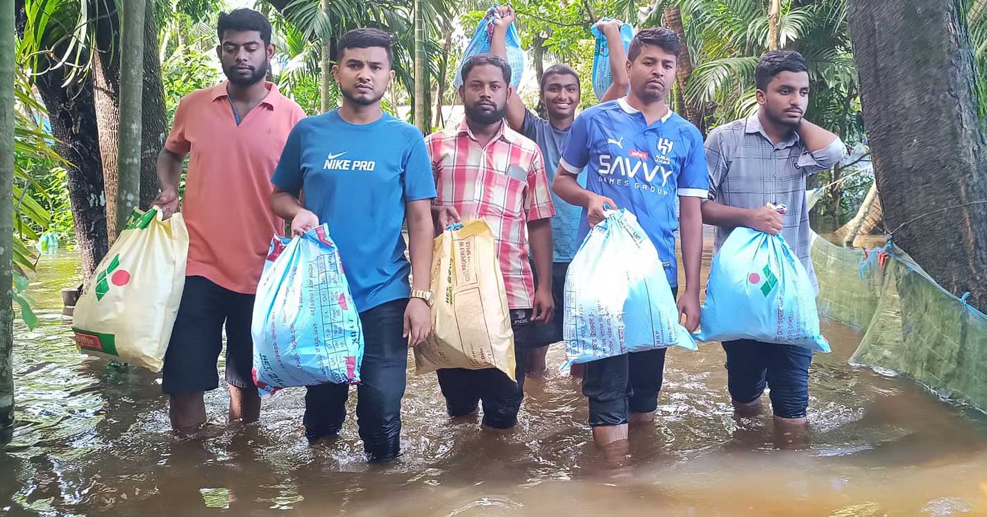 বন্যার্তদের মাঝে ত্রাণ সমগ্রী বিতরণ করা হচ্ছে