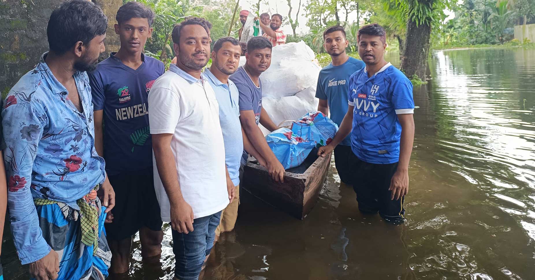 বন্যার্তদের মাঝে ত্রাণ সমগ্রী বিতরণ করা হচ্ছে