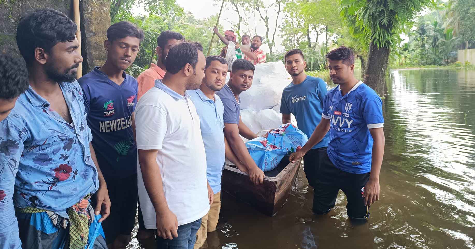 বন্যার্তদের মাঝে ত্রাণ সমগ্রী বিতরণ করা হচ্ছে