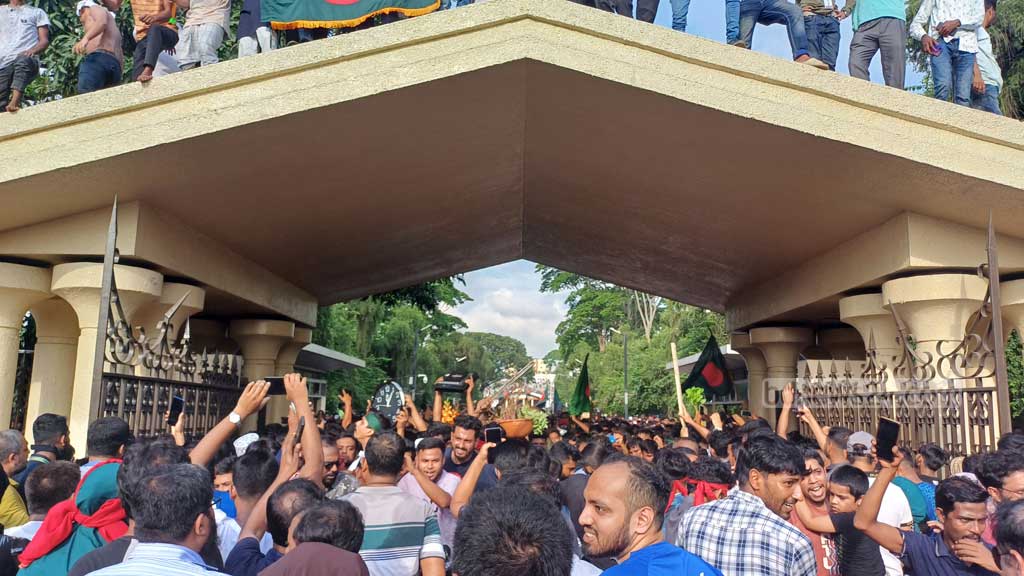 ছাত্রজনতা হামলে পড়ে সাবেক প্রধানমন্ত্রীর কার্যালয়ে