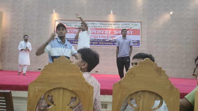 হট্টগোল থামানোর চেষ্টা করছেন হাসনাত আব্দুল্লাহ