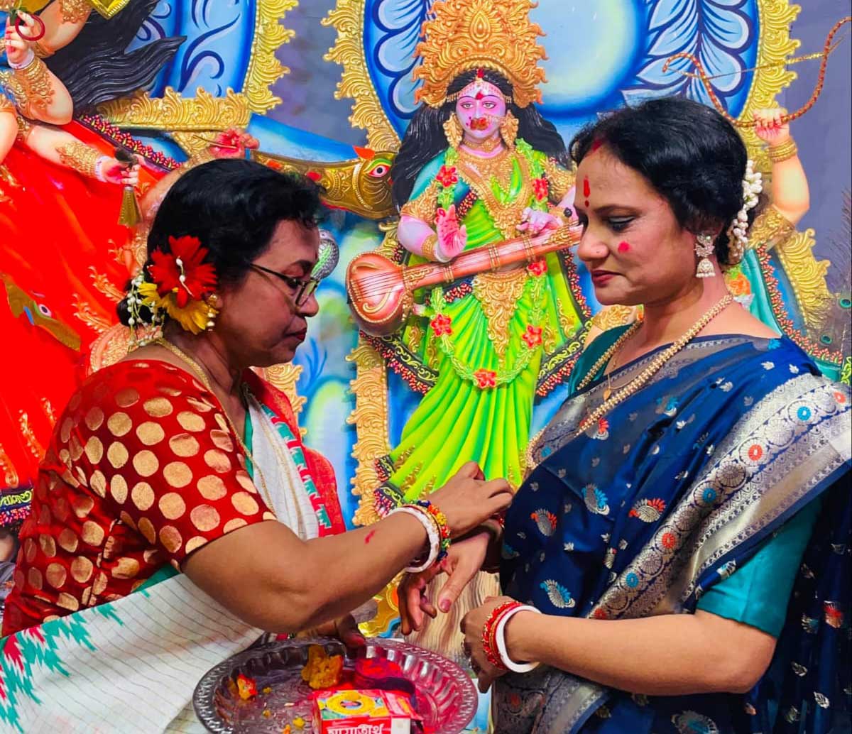 সিঁদুর খেলায় দুর্গার বিসর্জনে বিদায় জানাচ্ছেন ভক্তরা