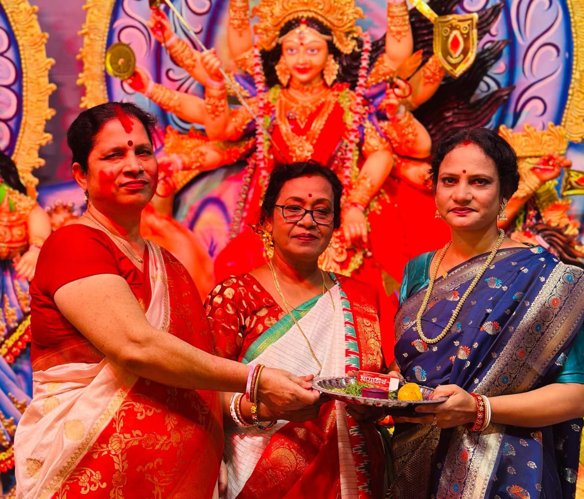 সিঁদুর খেলায় দুর্গার বিসর্জনে বিদায় জানাচ্ছেন ভক্তরা