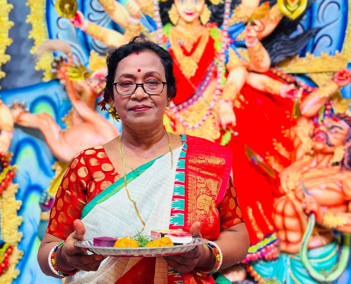 সিঁদুর খেলায় দুর্গার বিসর্জনে বিদায় জানাচ্ছেন ভক্তরা
