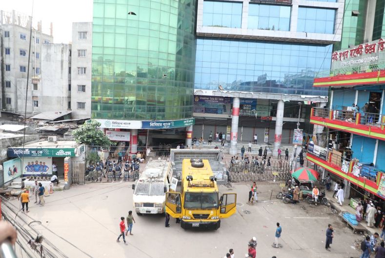 নিরাপত্তার অংশ হিসেবে রাখা হয় জলকামান 