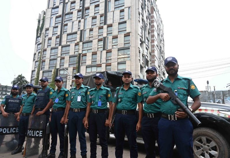 সমকাল ভবনের সামনে পুলিশের কড়া পাহারা