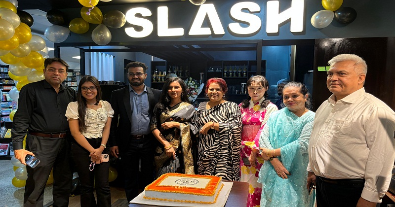 কেক কাটার সময় হাস্যোজ্জ্বল অতিথিরা