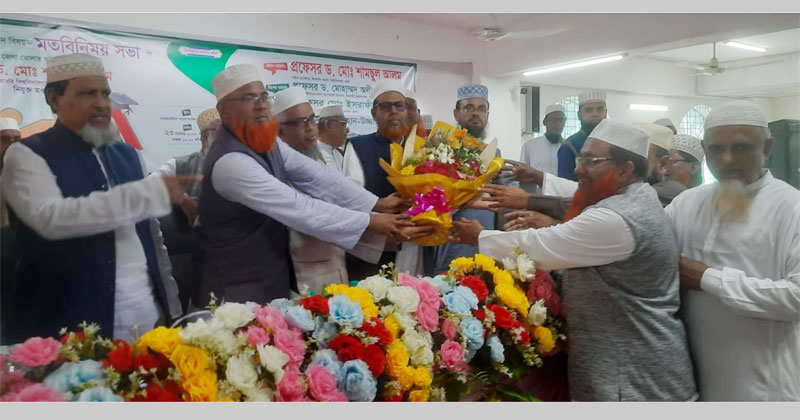  প্রধান অতিথিকে ফাযিল ও কামিল মাদ্রাসার অধ্যক্ষবৃন্দ ফুল দিয়ে বরন করেন 