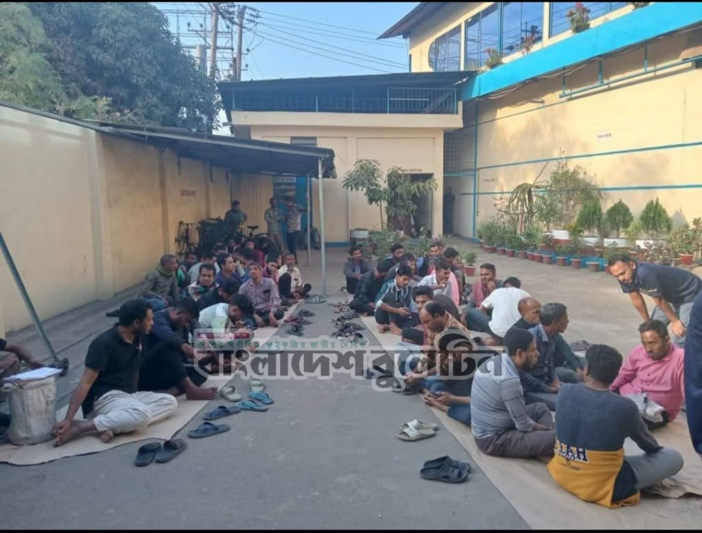 এস আলম কারখানার ভেতর শ্রমিকদের অবস্থান কর্মসূচি