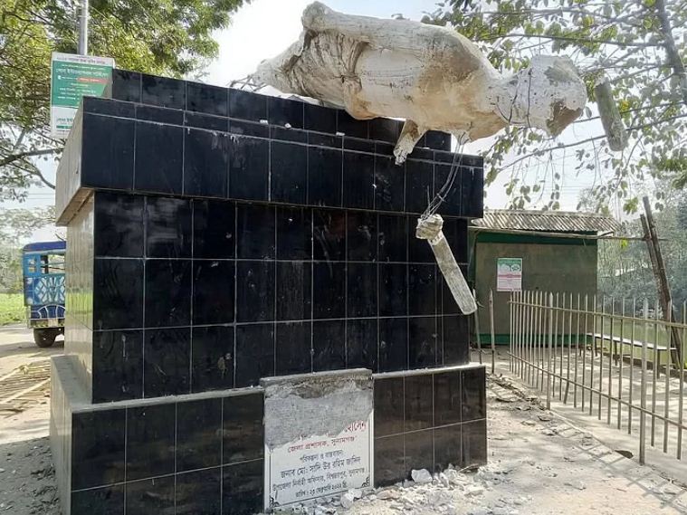 ভাস্কর্যটি ভেঙে ফেলার পরের চিত্র