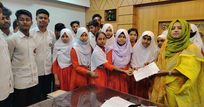 প্রধান শিক্ষকের অপসারণের দাবিতে মানববন্ধন ও স্মারকলিপি প্রদান 